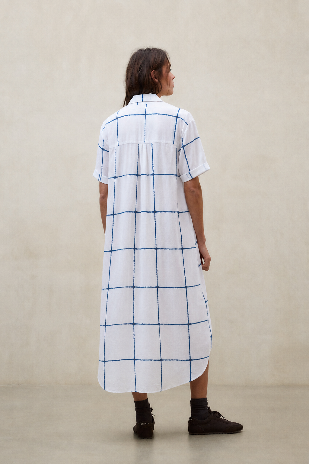 vestido-ecoalf-darea-blanco-de-lino-con-estampado-de-rayas-y-dise-o-camisero image 2
