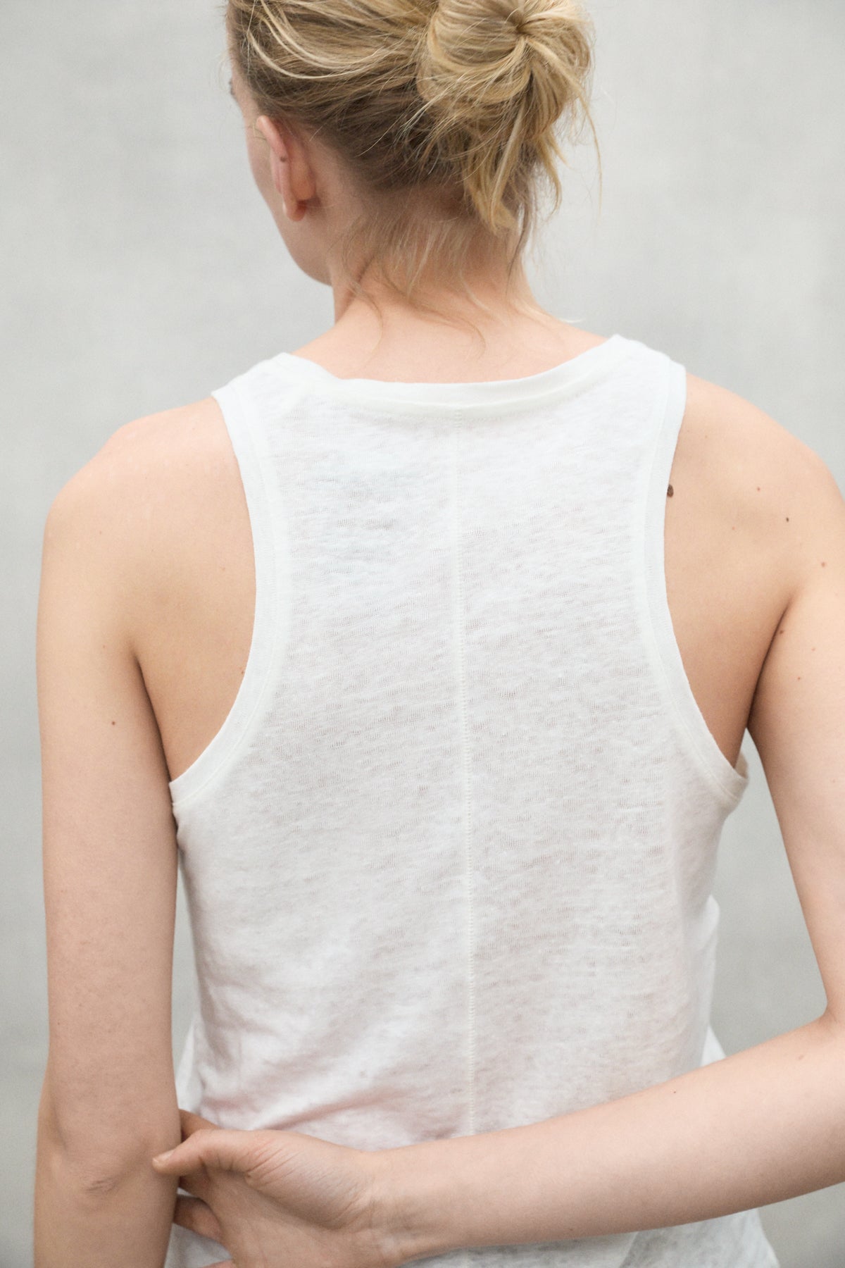 ecoalf-camiseta-halden-blanca-camiseta-de-tirantes-de-mujer-de-lino-100 image 3