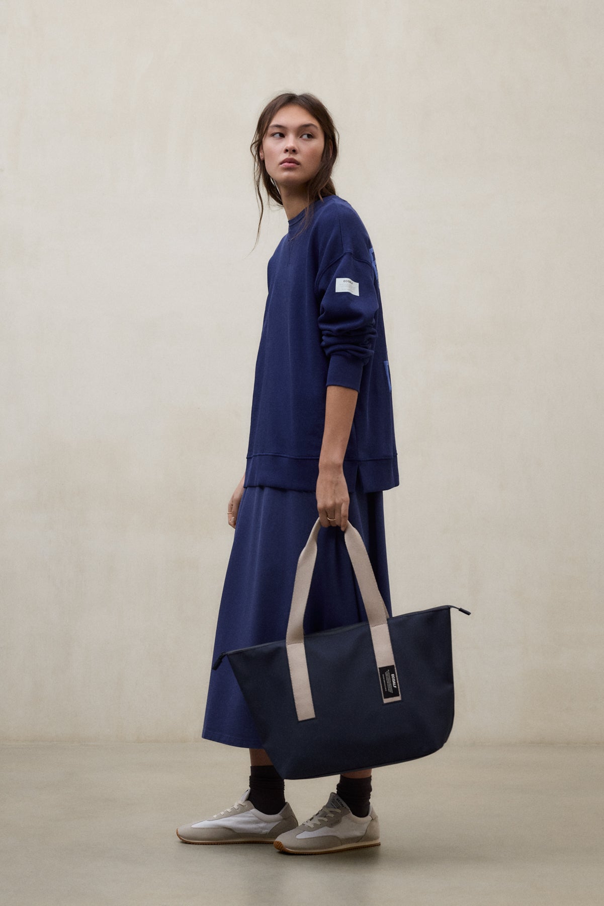 bolso-mediano-areny-azul-marino-ecoalf-para-mujer-50-poli-ster-reciclado-repelen image 1