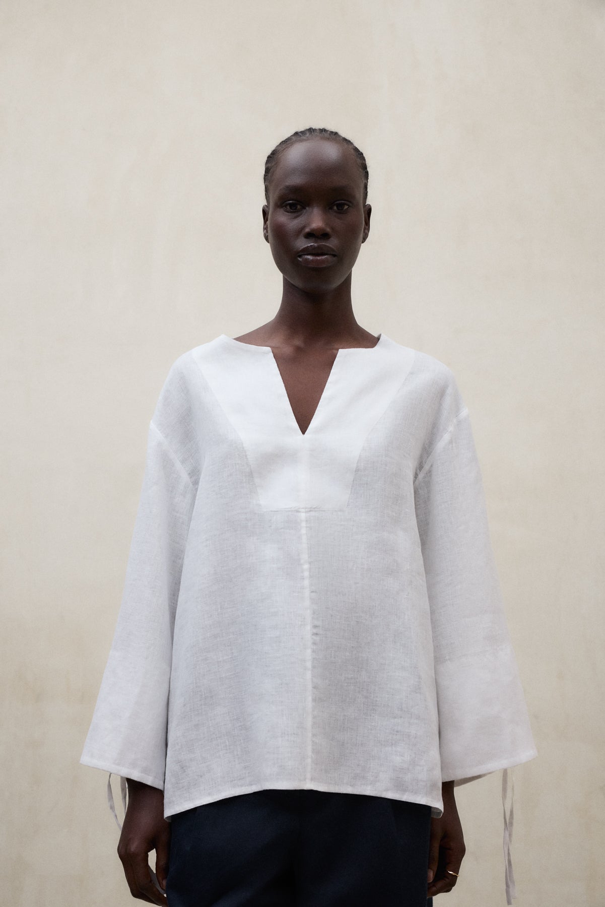 camisa-ecoalf-jena-blanca-mujer-80-lino-fit-oversize-cuello-redondo-con-abertura image 2