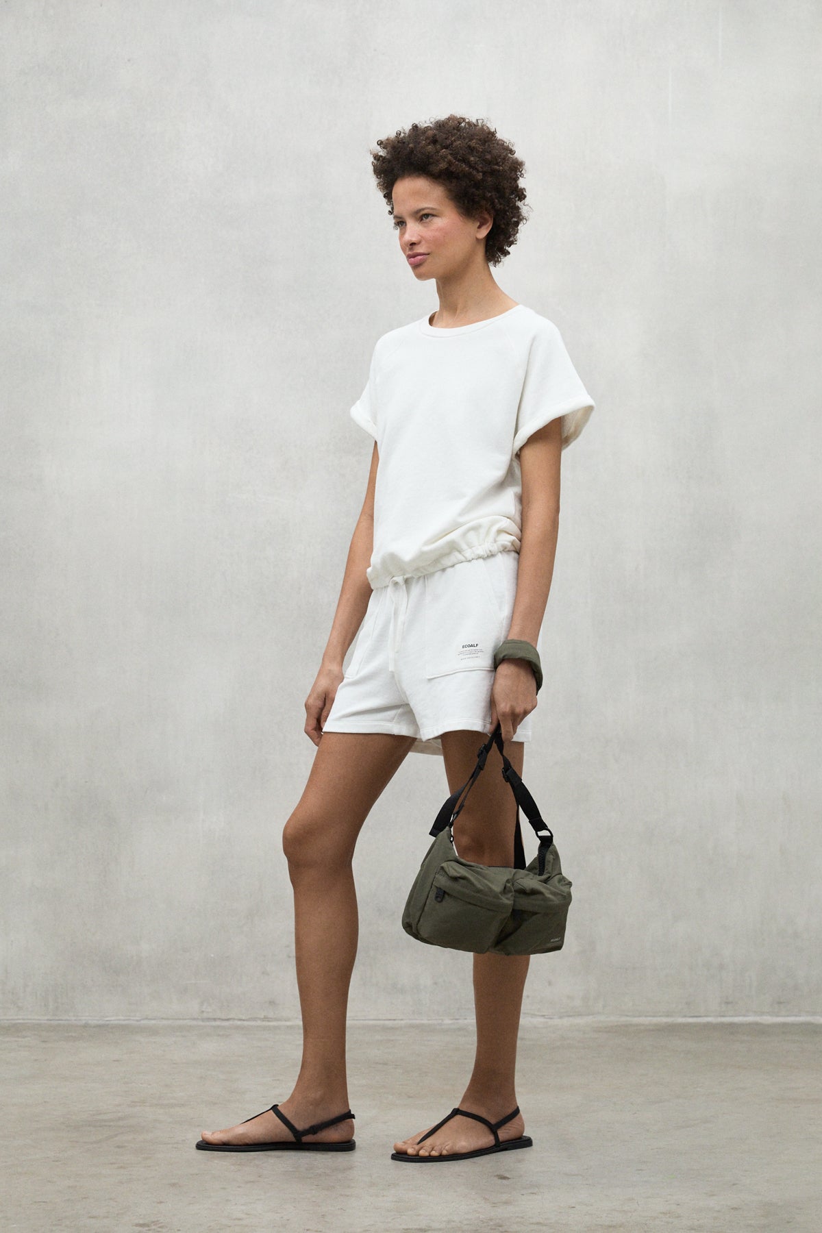 bolso-bandolera-ecoalf-dani-khaki-poliamida-reciclada-ligero-y-acolchado image 5