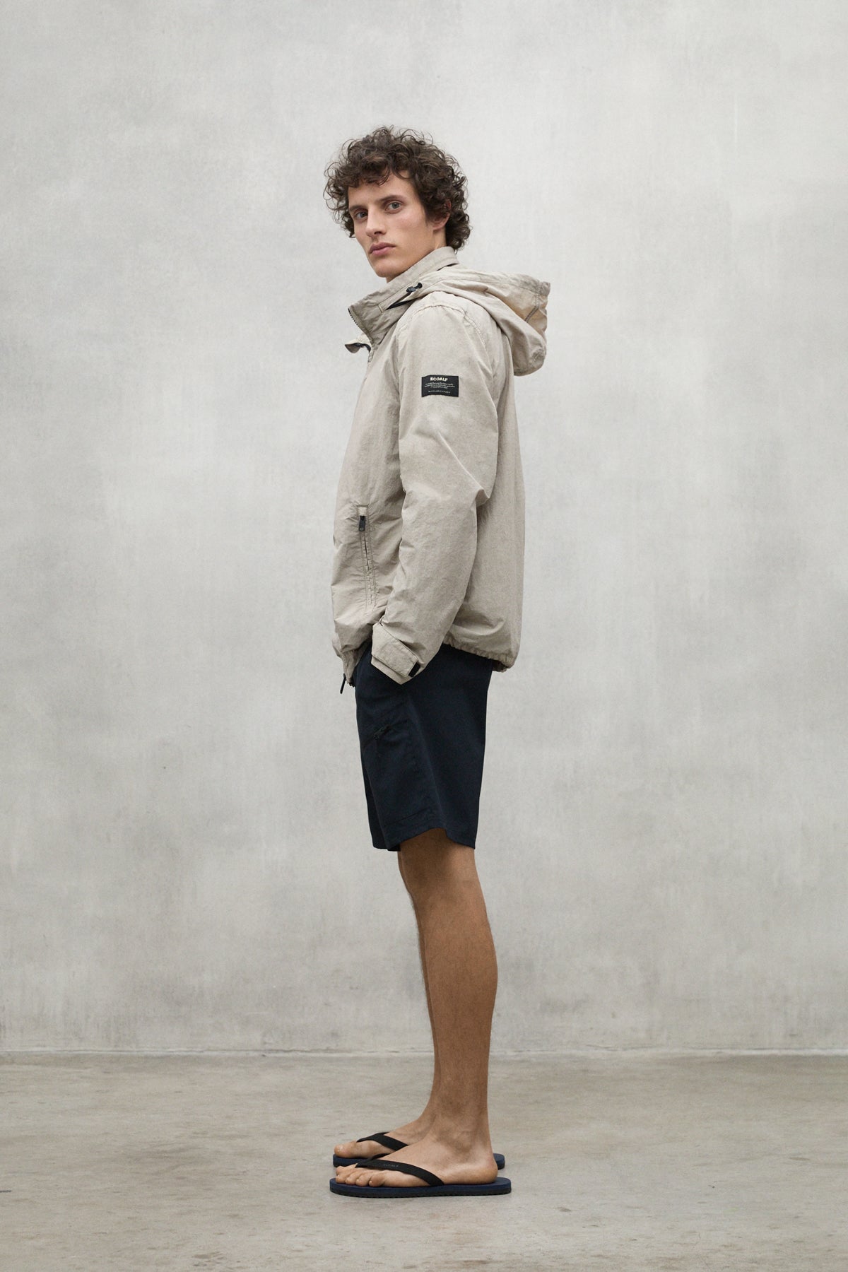 ecoalf-chaqueta-rigi-beige-para-hombre-72-poliamida-reciclada-capucha-plegada-y- image 3