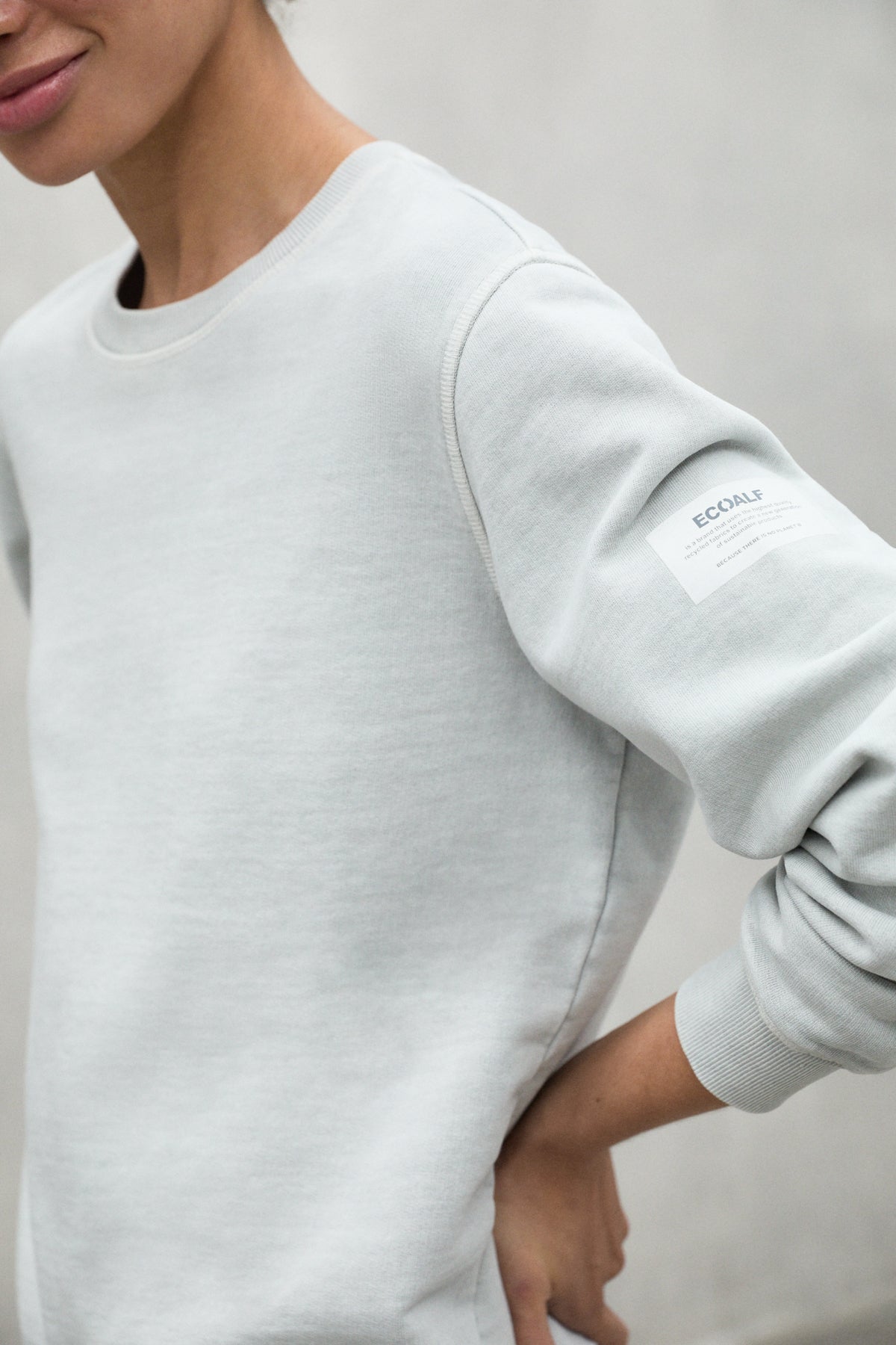 ecoalf-sudadera-arecife-gris-claro-de-mujer-50-algod-n-reciclado-fit-regular-veg image 4