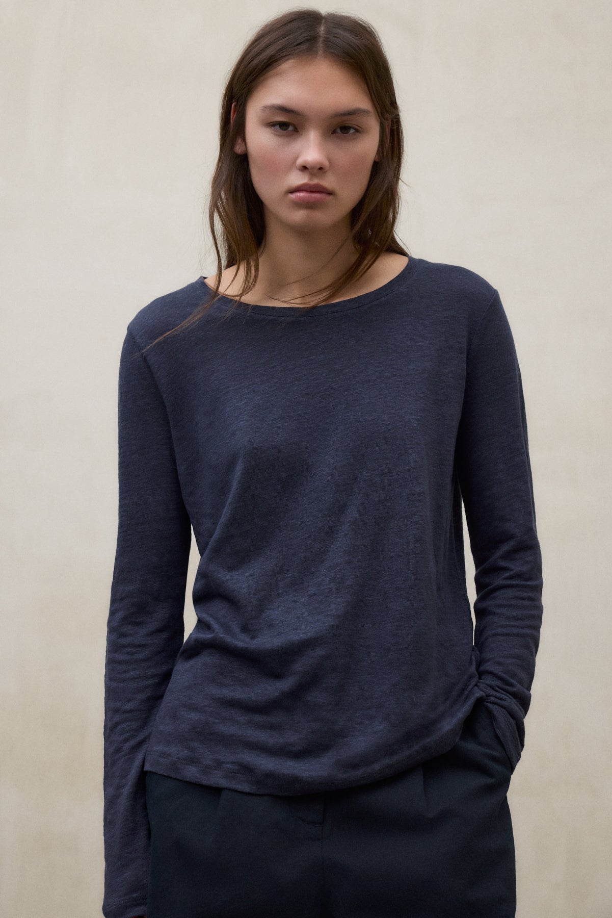 camiseta-cale-de-ecoalf-100-lino-manga-larga-cuello-redondo-azul image 2