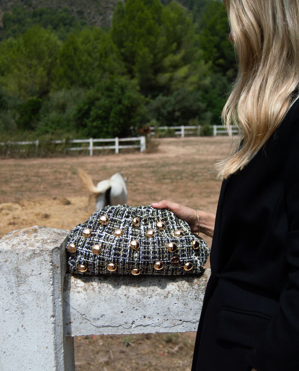kbas-clutch-de-tweed-de-textil-coctel-orfali-color-negro-31x9x20-cm image 2