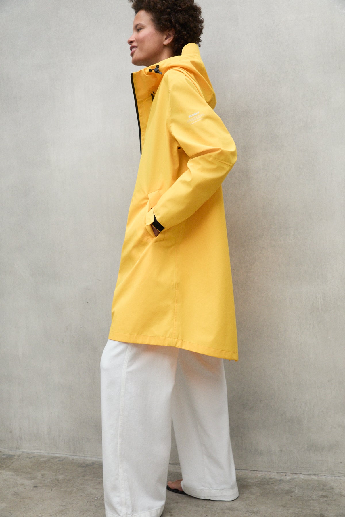 ecoalf-chaqueta-venue-mostaza-para-mujer-100-poli-ster-reciclado-impermeable-cap image 4