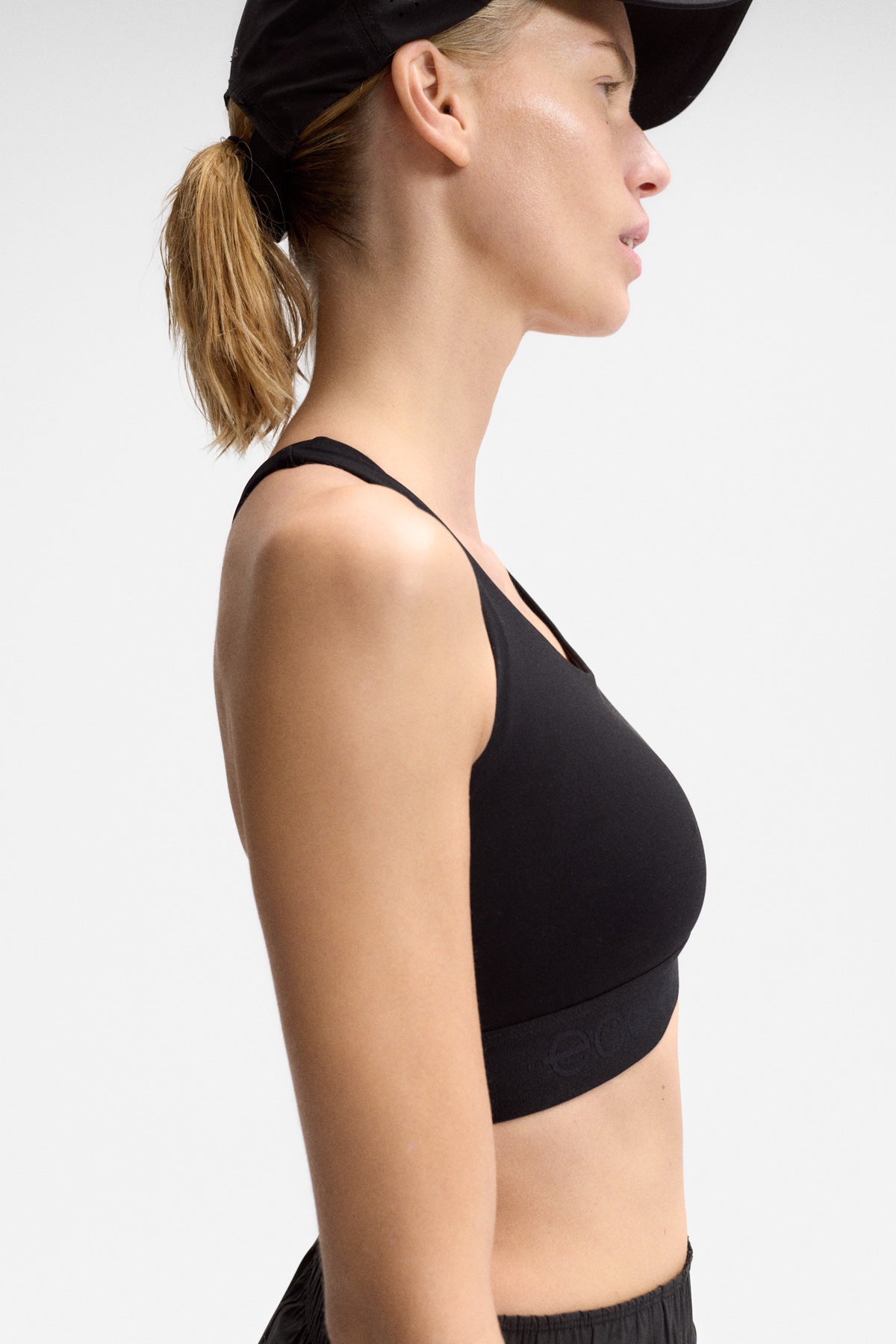 ecoalf-top-berl-n-negro-poliamida-reciclada-compresivo-y-transpirable image 3