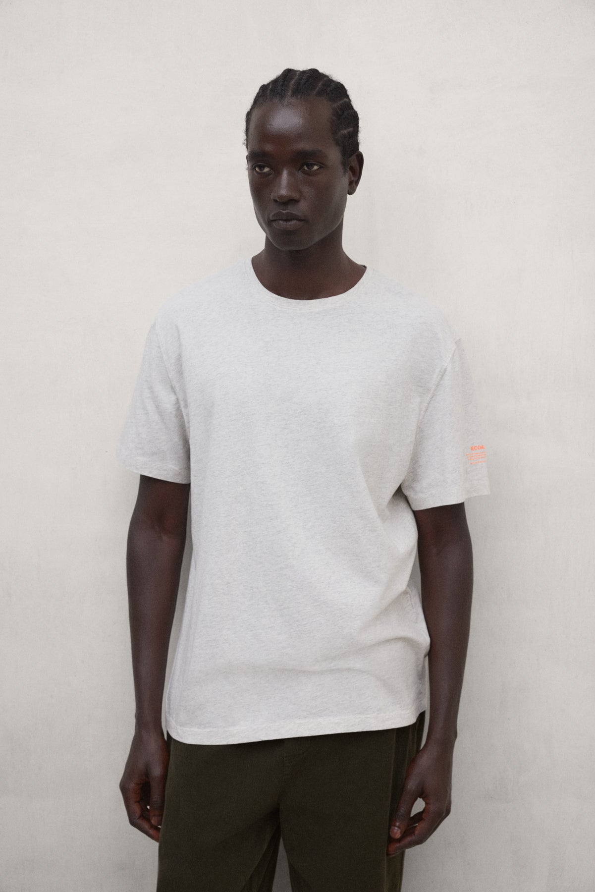 ecoalf-camiseta-cir-beige-camiseta-de-algod-n-reciclado-con-estampado-trasero image 2