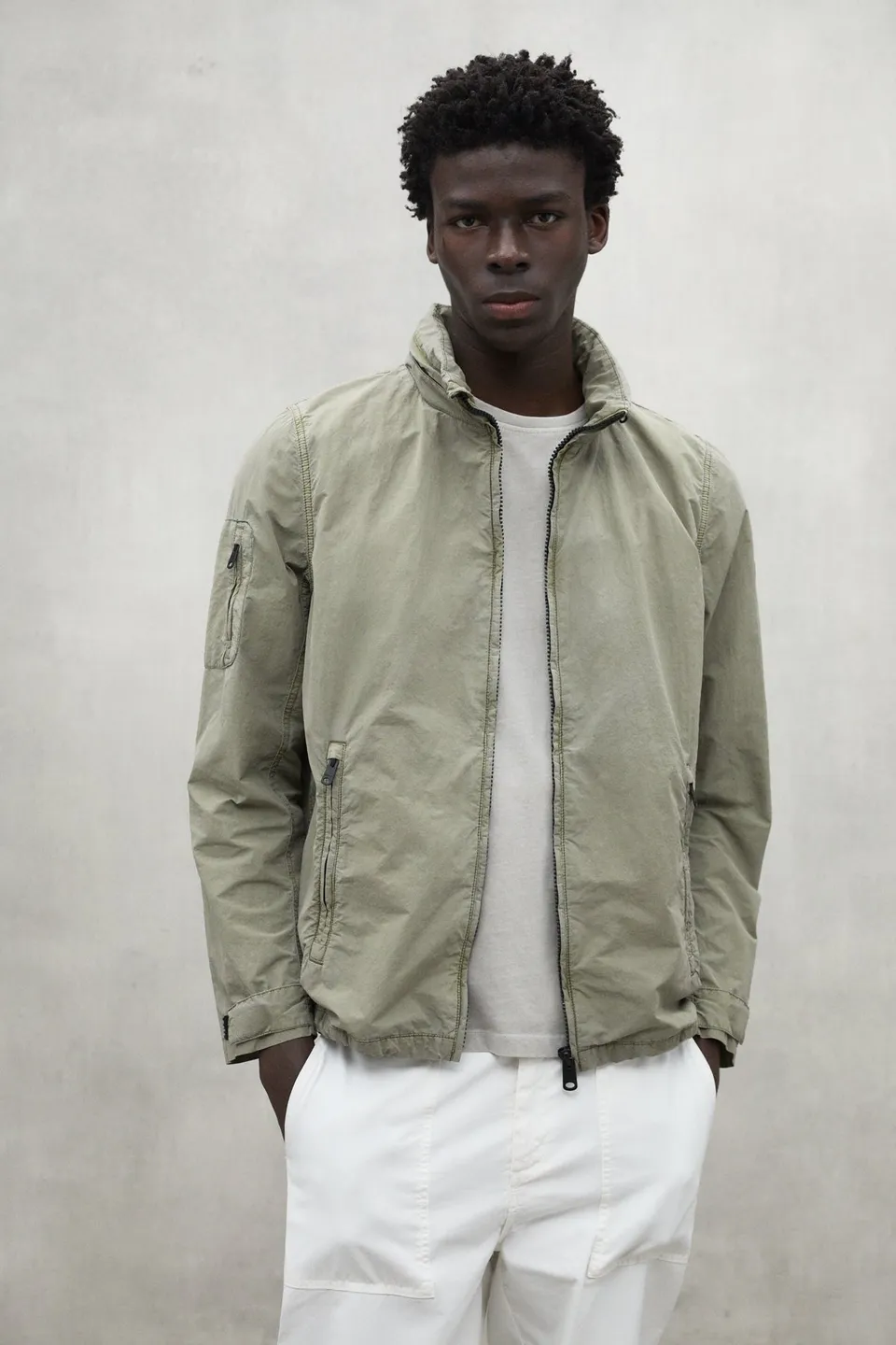 chaqueta-rigi-de-ecoalf-para-hombre-khaki-con-m-ltiples-bolsillos image 1
