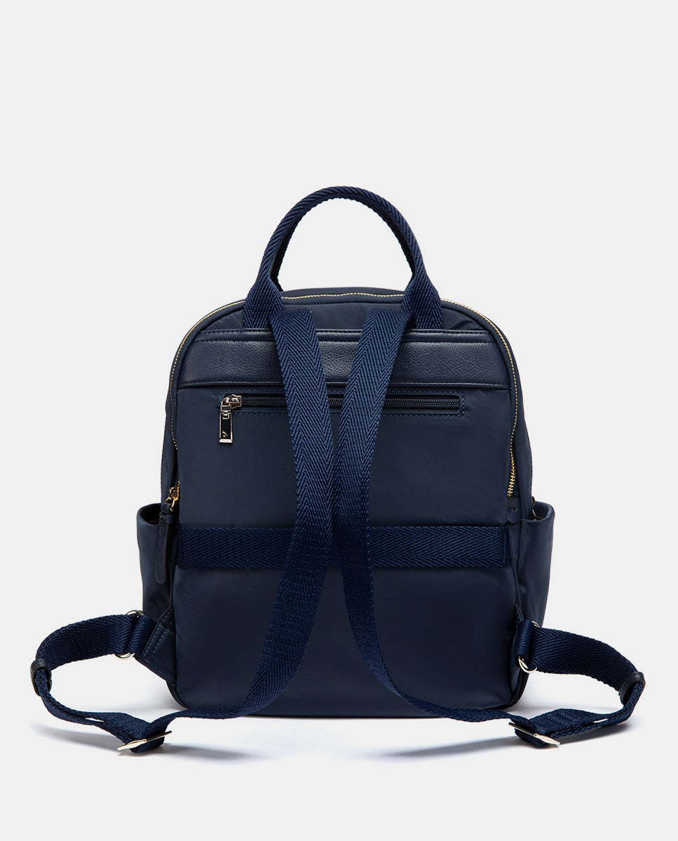 mochila-abbacino-materiales-reciclados-azul-uso-diario image 4