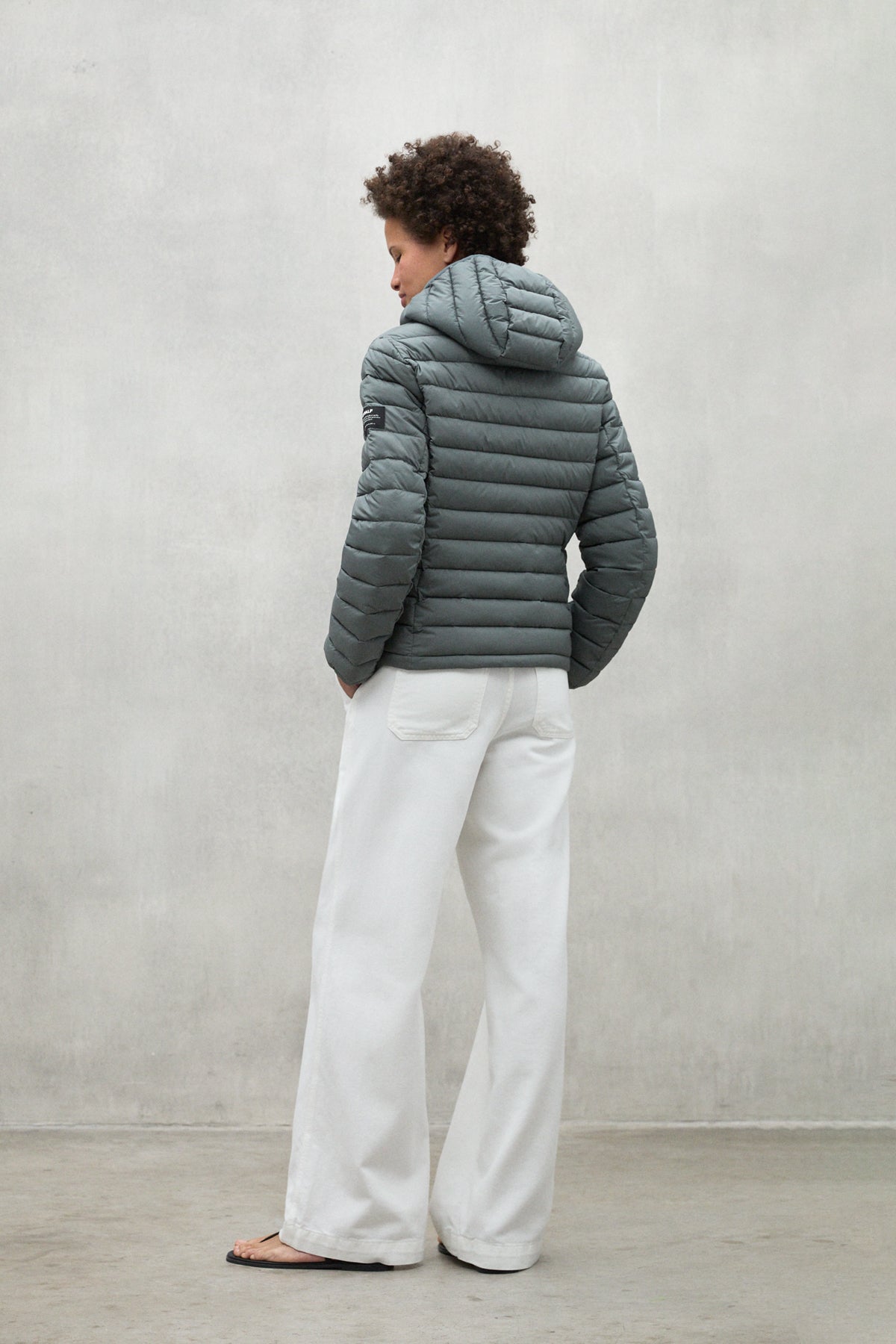 chaqueta-atlantic-verde-ecoalf-poliamida-100-reciclada-ultraligera-y-repelente-a image 2