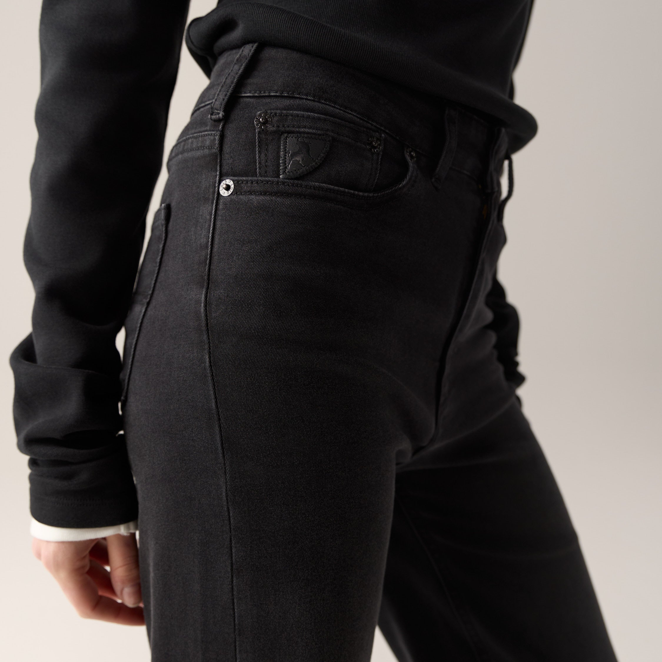 lois-palazzo-jeans-anchos-de-tiro-medio-en-negro image 2