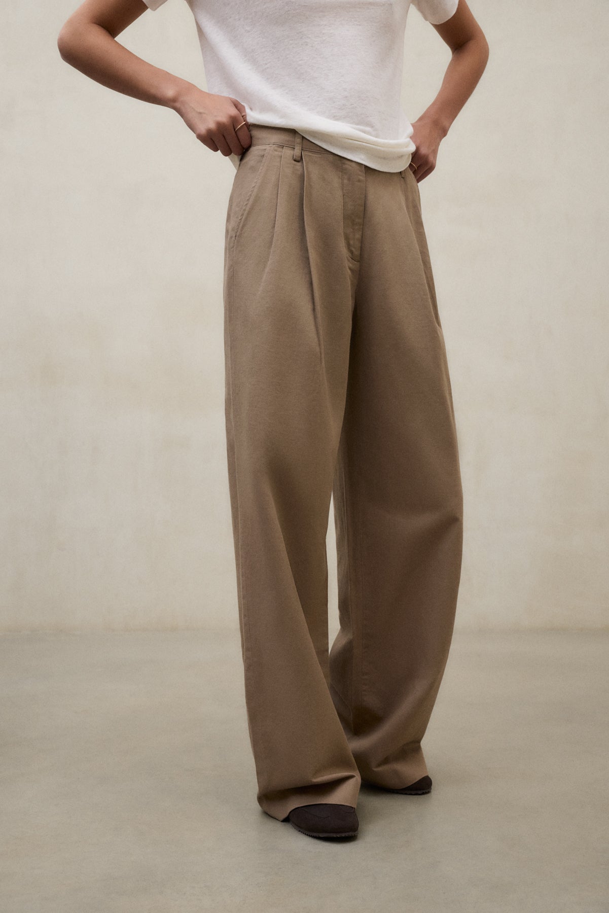 pantalones-de-lino-ecoalf-miel-beige-para-mujer-tiro-alto-pliegues-delanteros-61 image 2