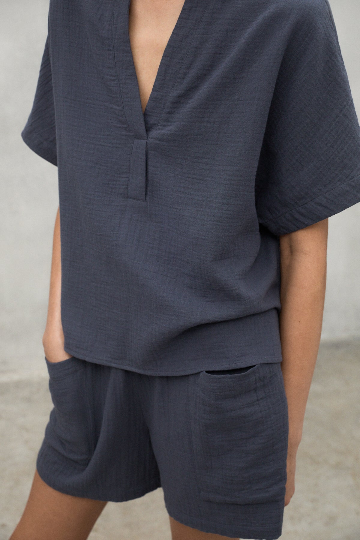 camisa-denis-ecoalf-bambula-de-algod-n-reciclado-y-org-nico-gris-oscuro-mujer image 4
