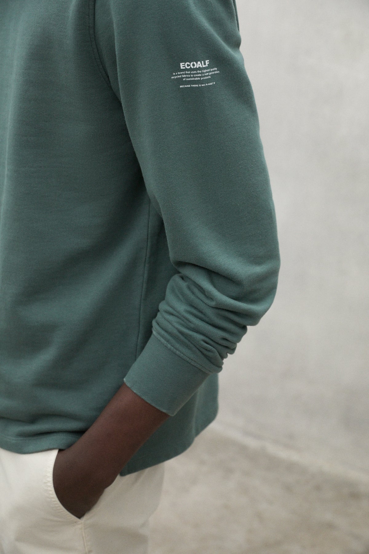 sudadera-sustano-de-ecoalf-para-hombre-algod-n-org-nico-y-reciclado-color-verde image 4