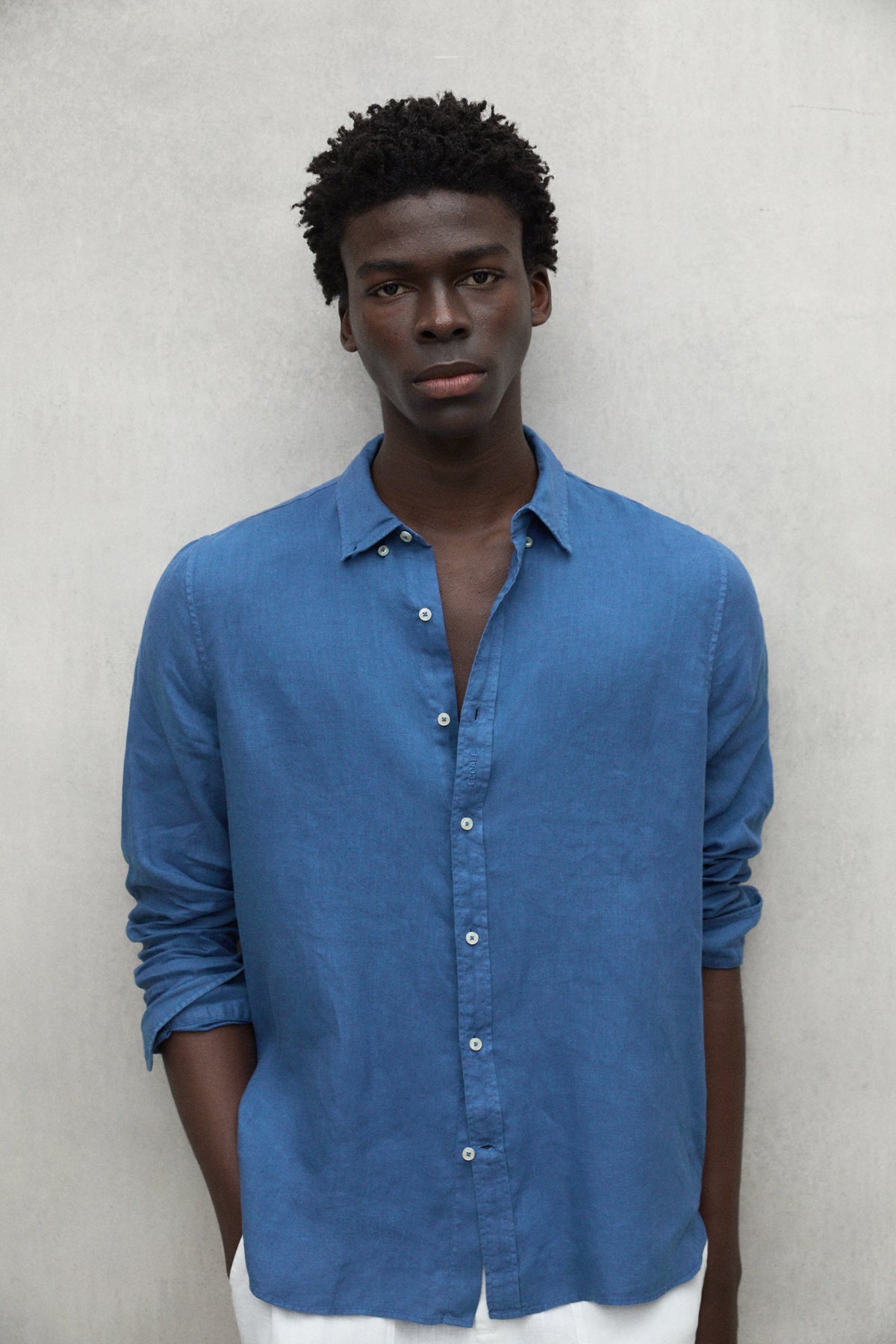 camisa-malibu-de-ecoalf-para-hombre-azul-100-lino-fit-regular-cuello-abotonado-y image 2