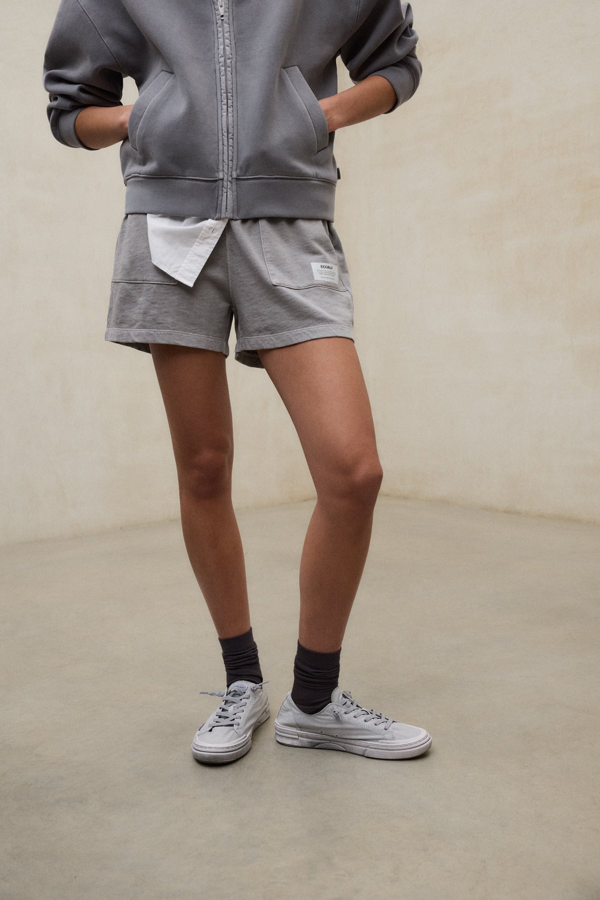 ecoalf-shorts-ness-gris-oscuro-de-mujer-75-algod-n-regenerativo-tintes-naturales image 2