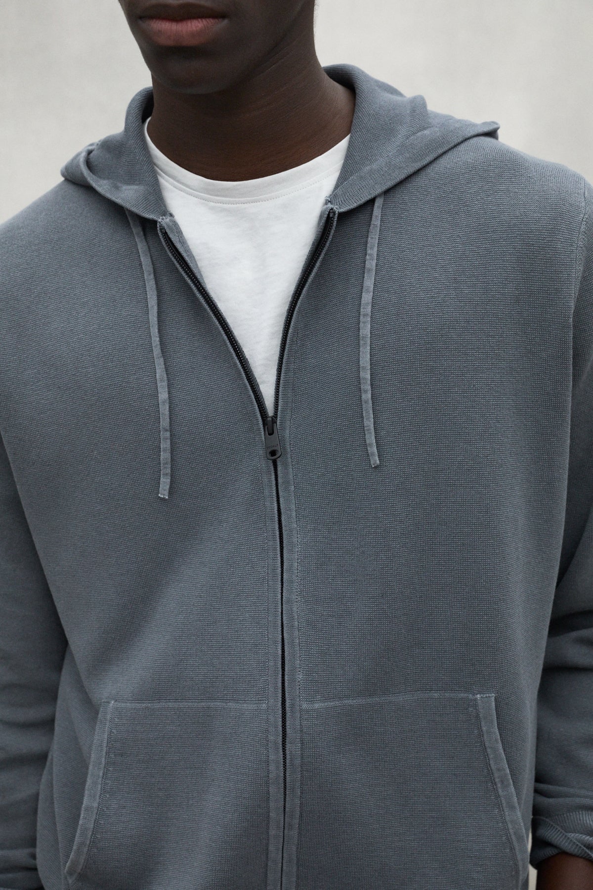 jersey-ecoalf-olivo-gris-de-algod-n-org-nico-y-lino-con-capucha-para-hombre image 2