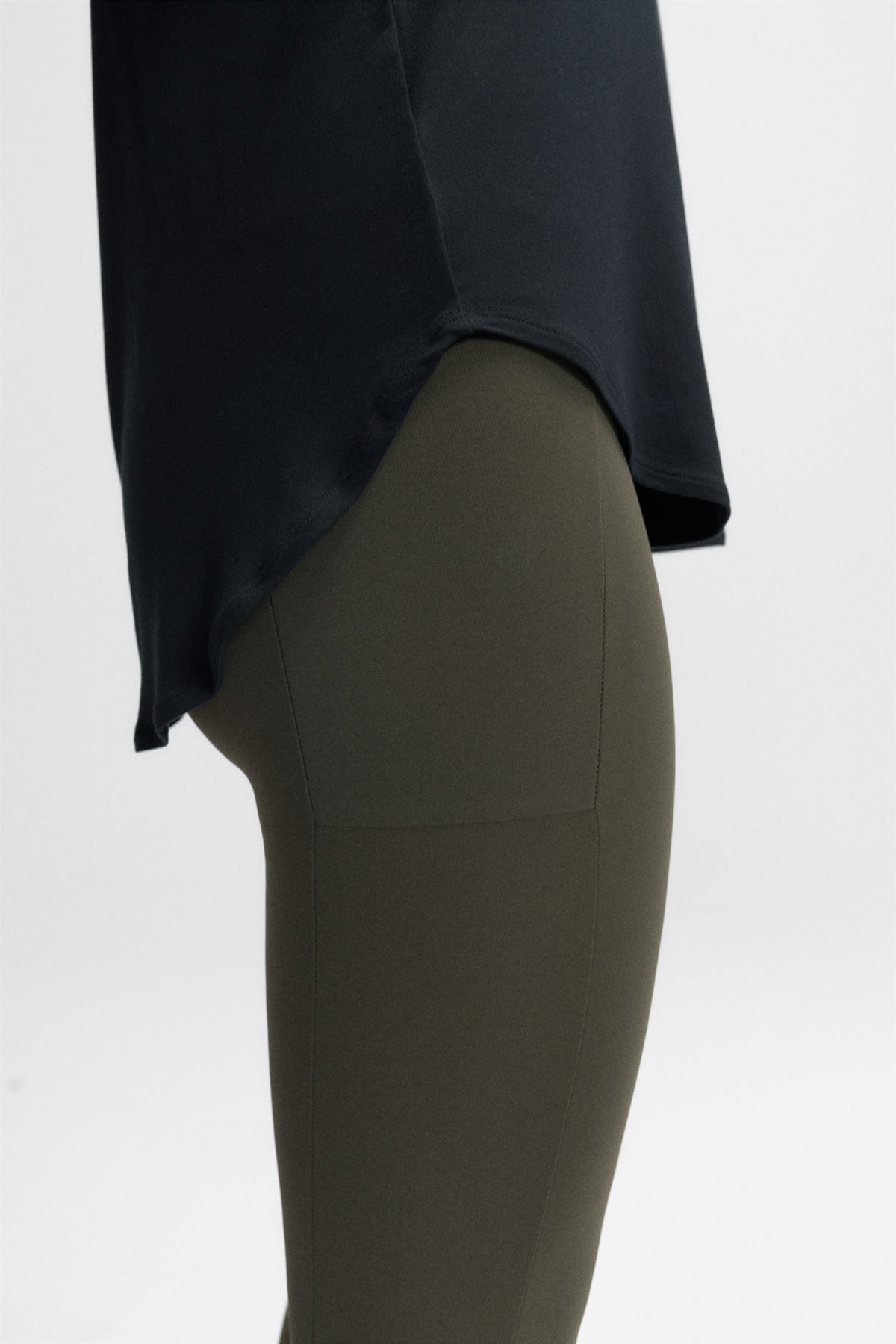 camiseta-ecoalf-culik-de-mujer-en-color-negro-micromodal-y-elastano-transpirable image 5