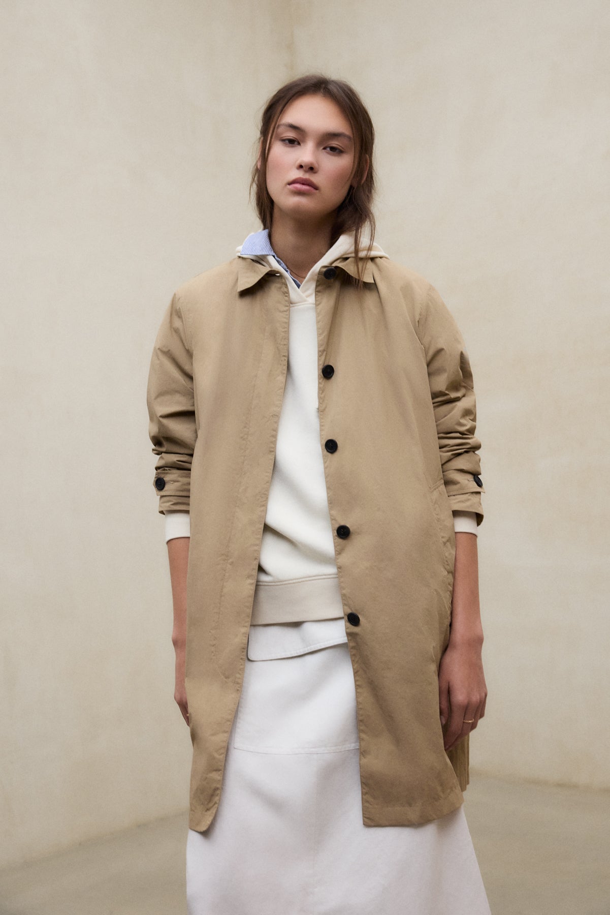gabardina-packable-verne-beige-de-mujer-ecoalf image 2