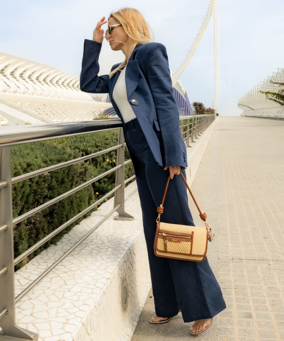 kbas-urban-briana-bandolera-de-rafia-natural-con-detalles-de-cuero-marr-n image 3