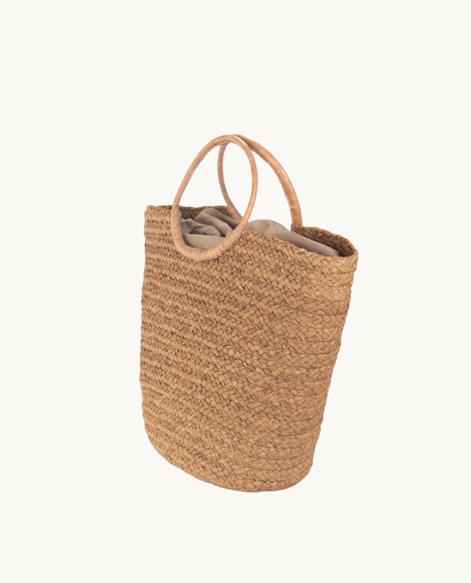 bolso-capazo-de-rafia-natural-kbas-asa-de-cuero-y-cierre-de-saco-color-tostado-5 image 2