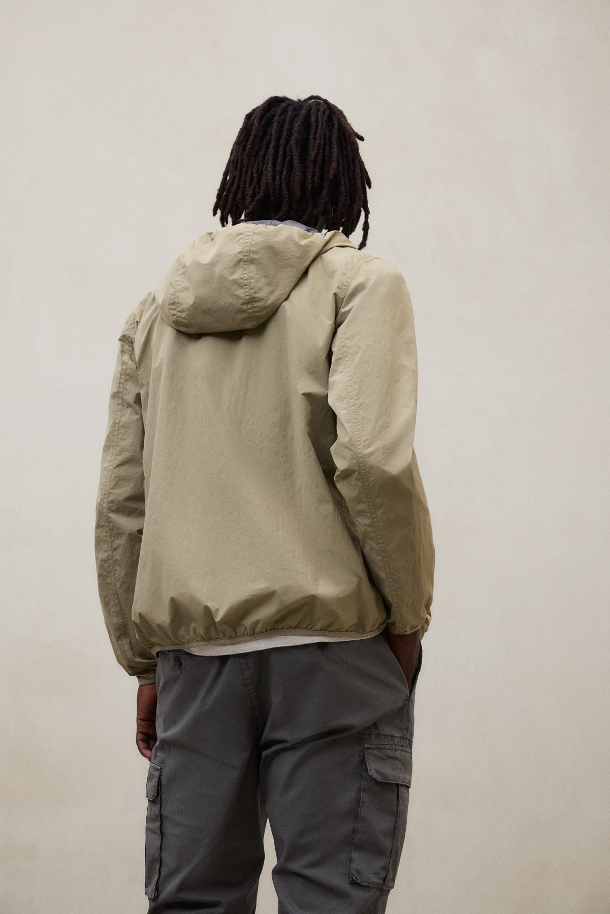 cazadora-ecoalf-eoli-plegable-de-poliamida-reciclada-beige-fit-regular image 3