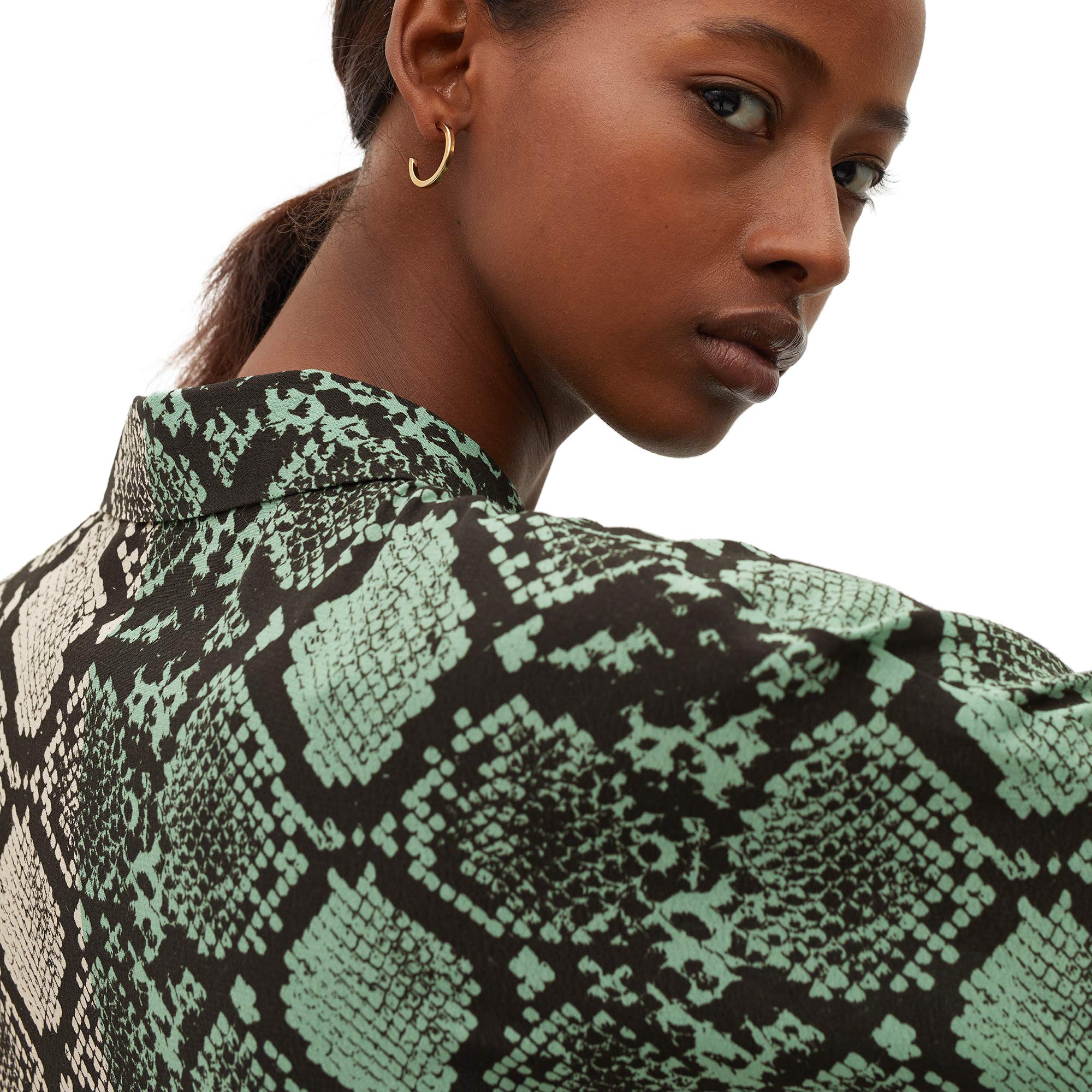 parfois-camisa-fluida-verde-estampado-serpiente-para-mujer image 4