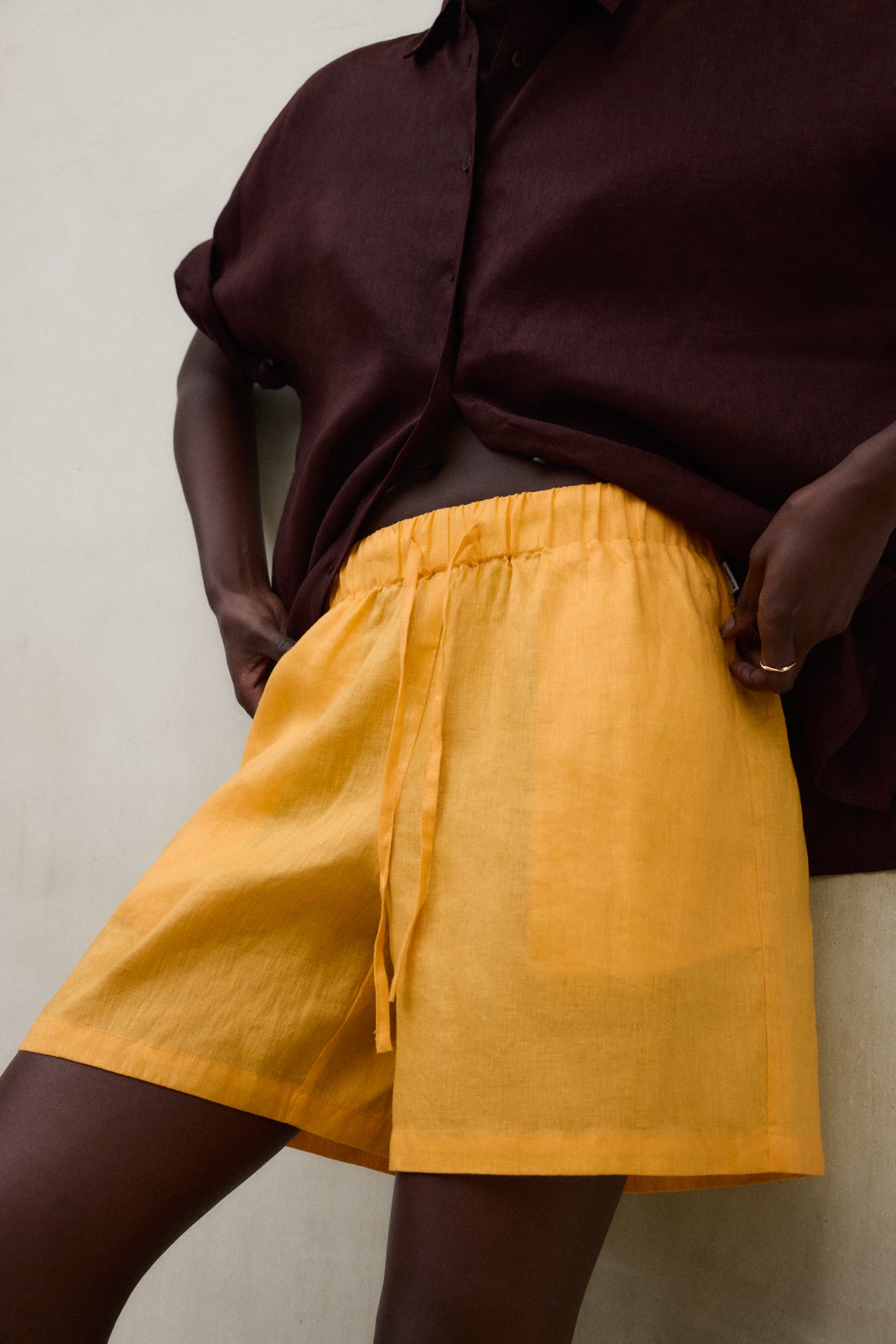 shorts-ecoalf-eras-naranjas-de-lino-para-mujer image 2