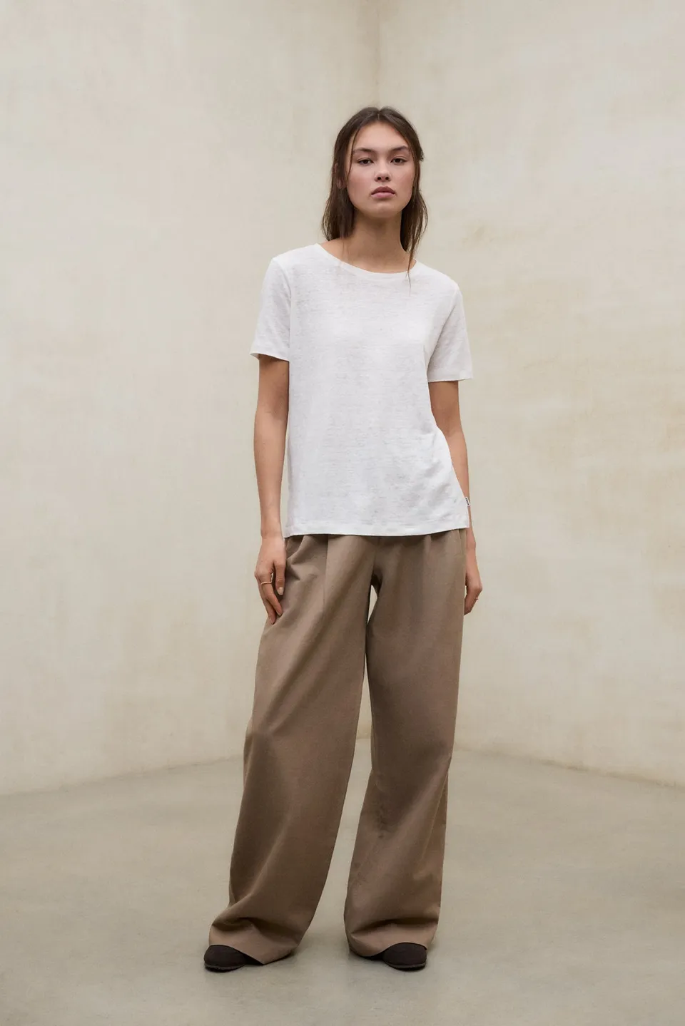 camiseta-ecoalf-lane-blanca-de-mujer-100-lino-fit-regular-y-cuello-redondo image 1