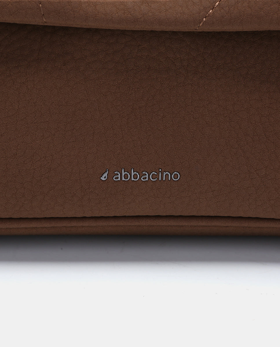 abbacino-bolso-de-hombro-marr-n-en-materiales-reciclados-con-solapa image 7