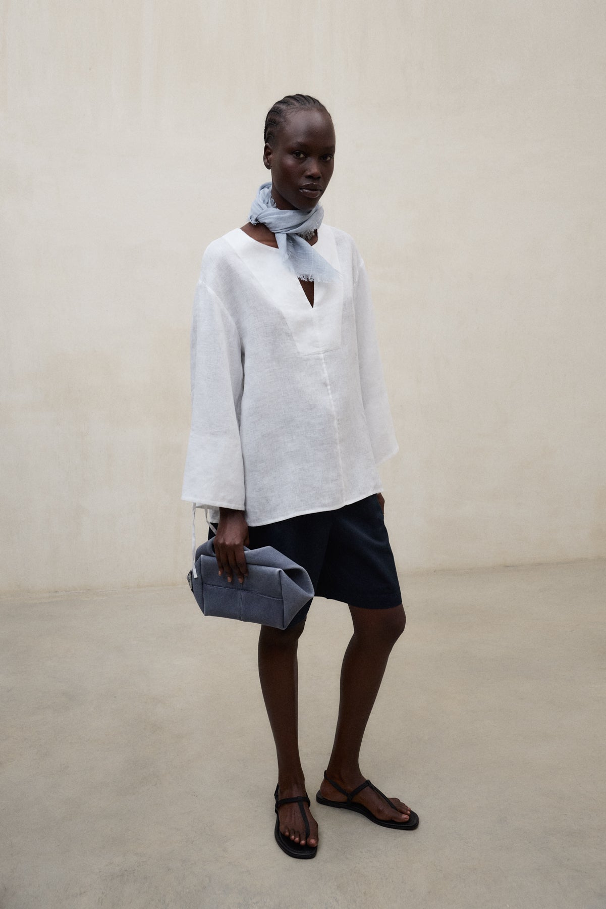 camisa-ecoalf-jena-blanca-mujer-80-lino-fit-oversize-cuello-redondo-con-abertura image 1