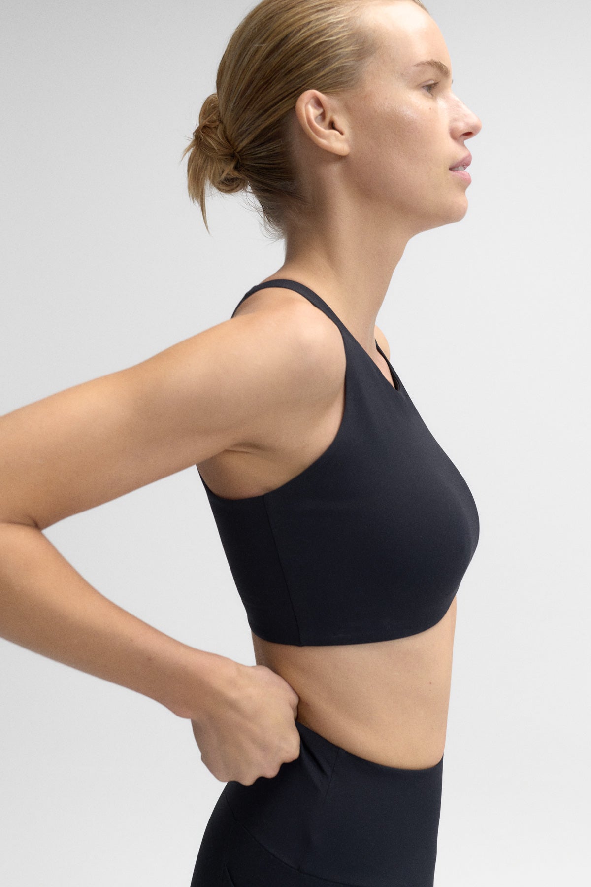 top-de-yoga-bona-ecoalf-negro-sujeci-n-y-transpirabilidad-con-fps-5 image 4