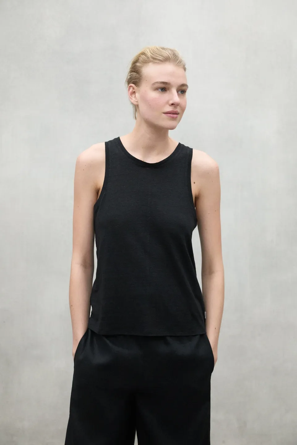 camiseta-ecoalf-halden-negra-de-mujer-100-lino-sin-mangas-fit-regular image 1