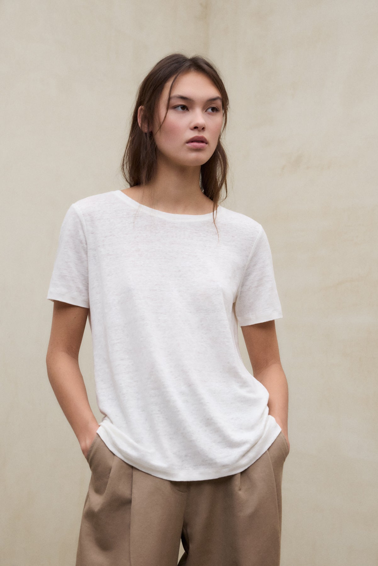 camiseta-ecoalf-lane-blanca-de-mujer-100-lino-fit-regular-y-cuello-redondo image 4