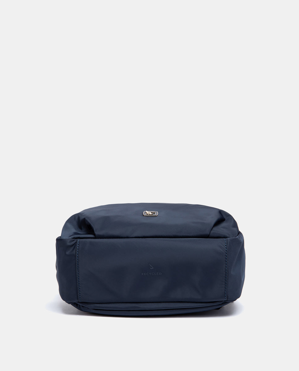 mochila-abbacino-materiales-reciclados-azul-uso-diario image 5