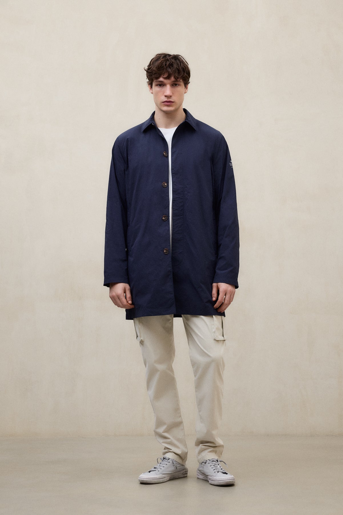 gabardina-ecoalf-packable-vestal-azul-marino-de-poliamida-reciclada-para-hombre image 2