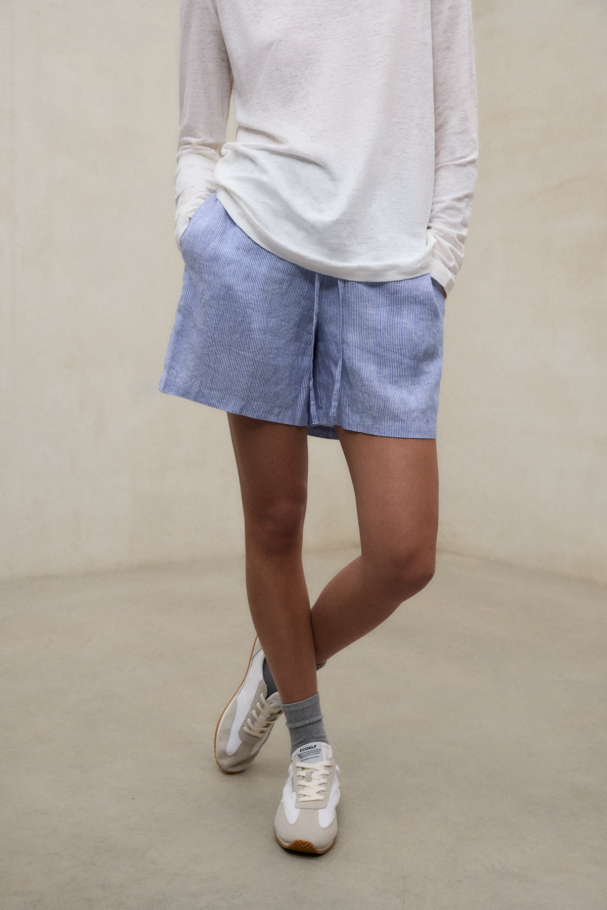 camiseta-ecoalf-cale-blanca-de-lino-para-mujer image 3