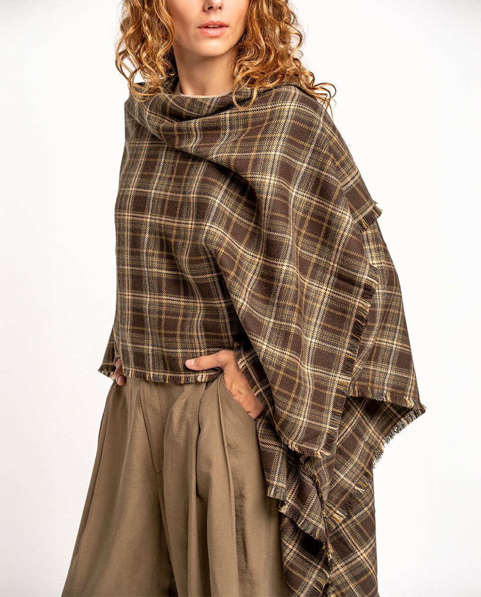 poncho-de-mujer-abbacino-a-cuadros-verde-con-flecos image 3