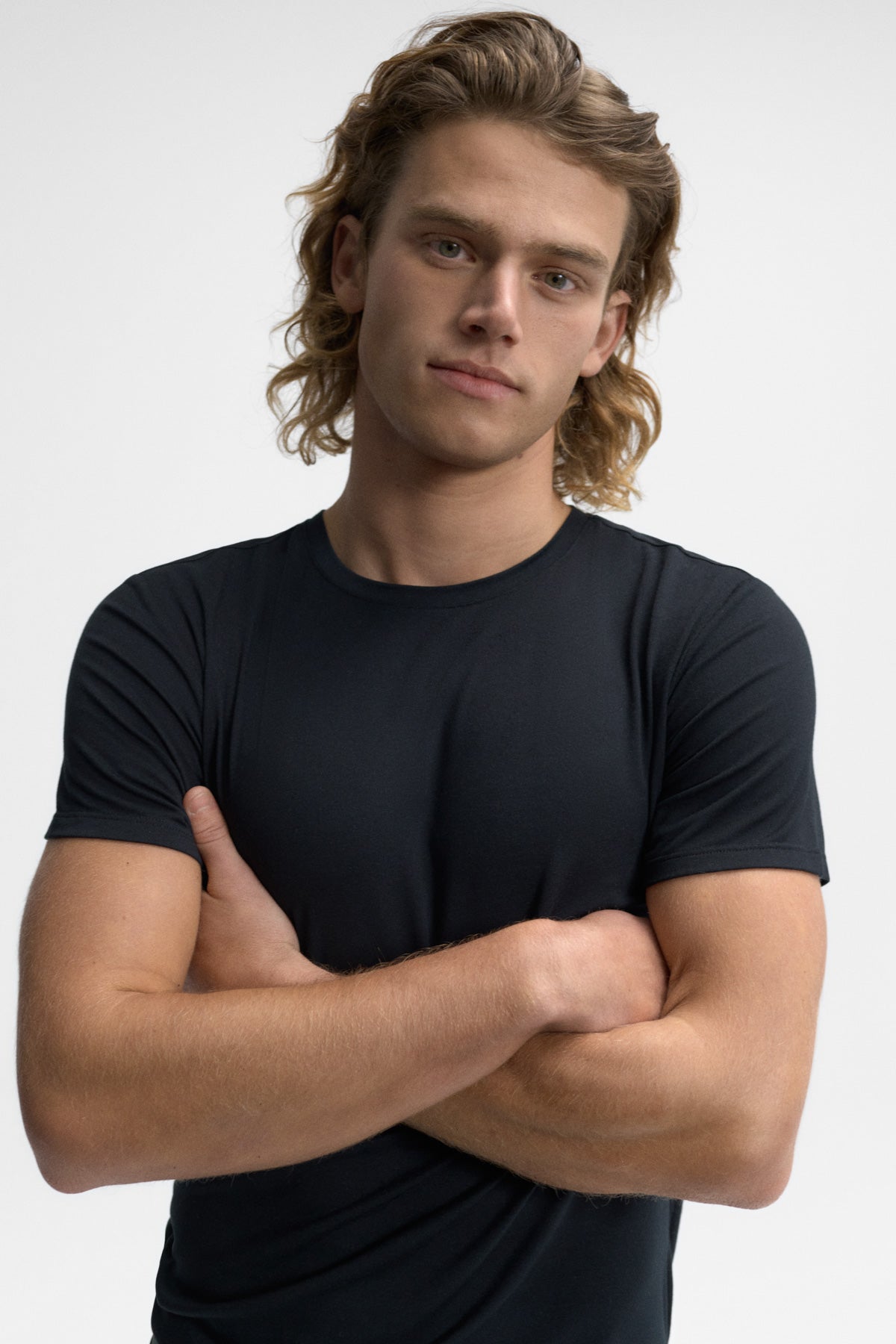 camiseta-ecoalf-amed-negra-micromodal-y-elastano-transpirable-hombre image 3