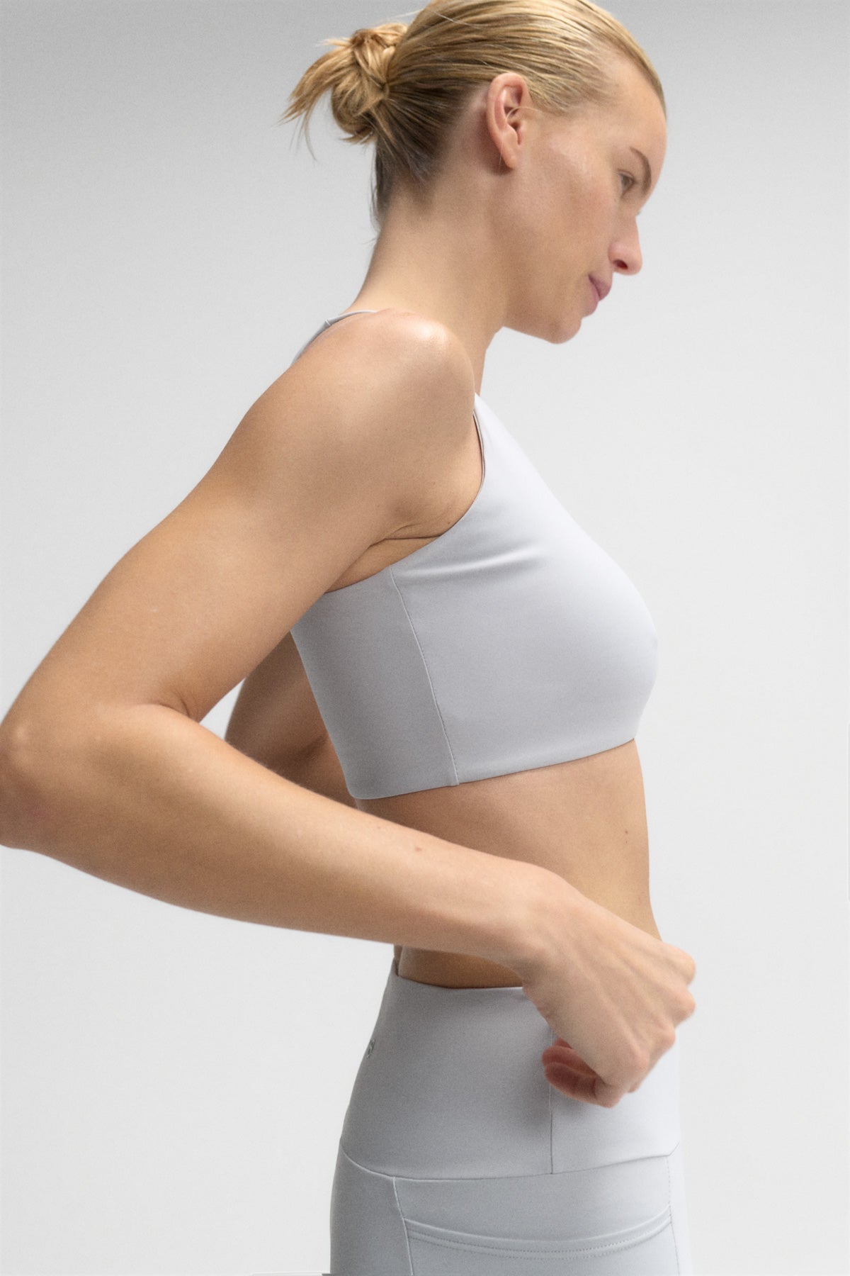 top-de-yoga-bona-gris-de-ecoalf-para-mujer-sujeci-n-y-secado-r-pido-con-fps-5 image 2
