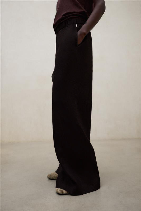 pantalones-mossi-negro-de-mujer-ecoalf-80-lino-fit-relajado-y-pierna-ancha image 2