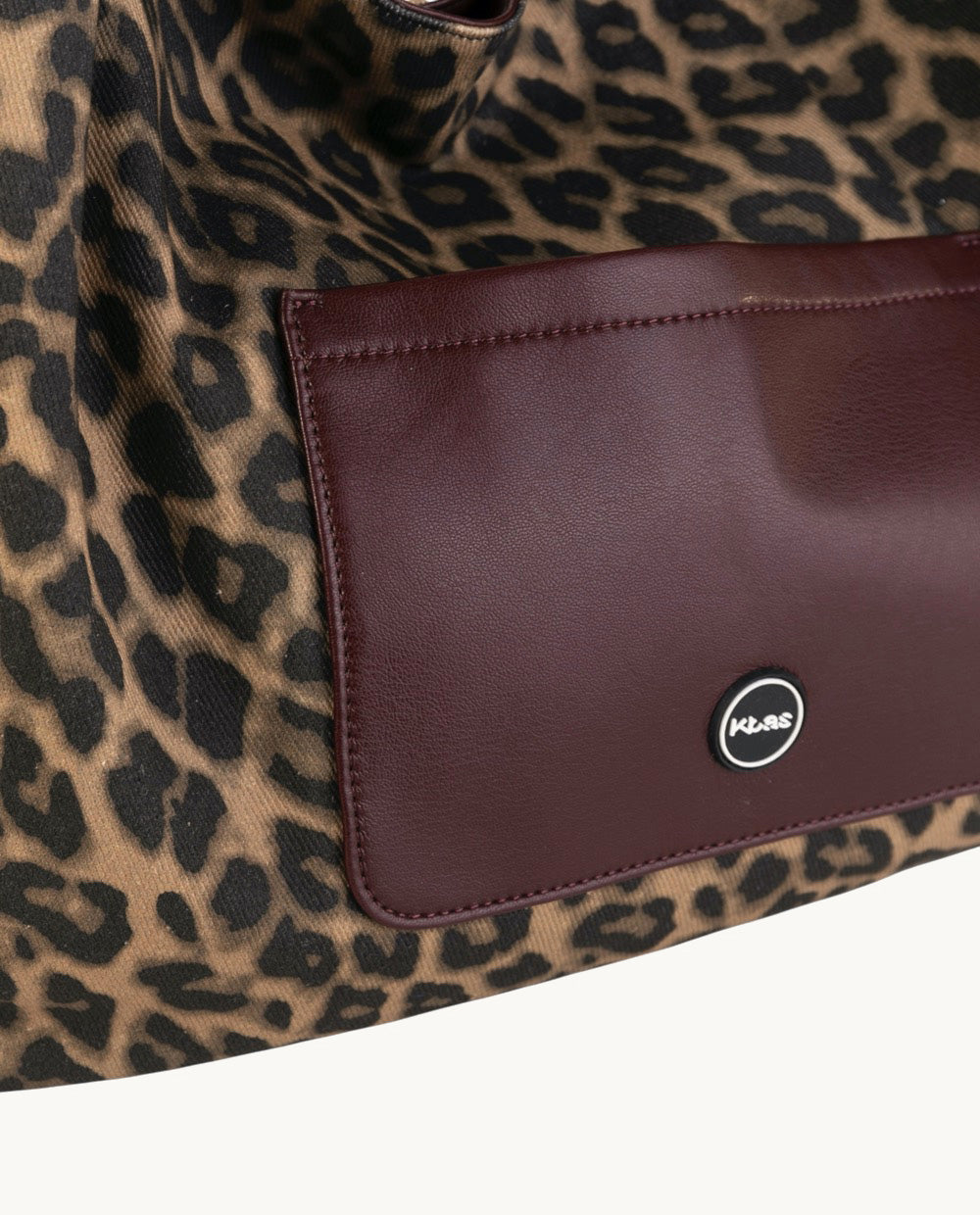 kbas-hobo-grande-reversible-estampado-leopardo-y-piel-sint-tica-color-granate image 3