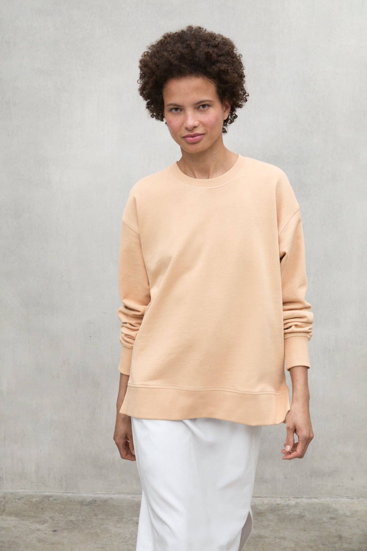 sudadera-storm-de-ecoalf-para-mujer-naranja-algod-n-reciclado-estampado-puff image 3