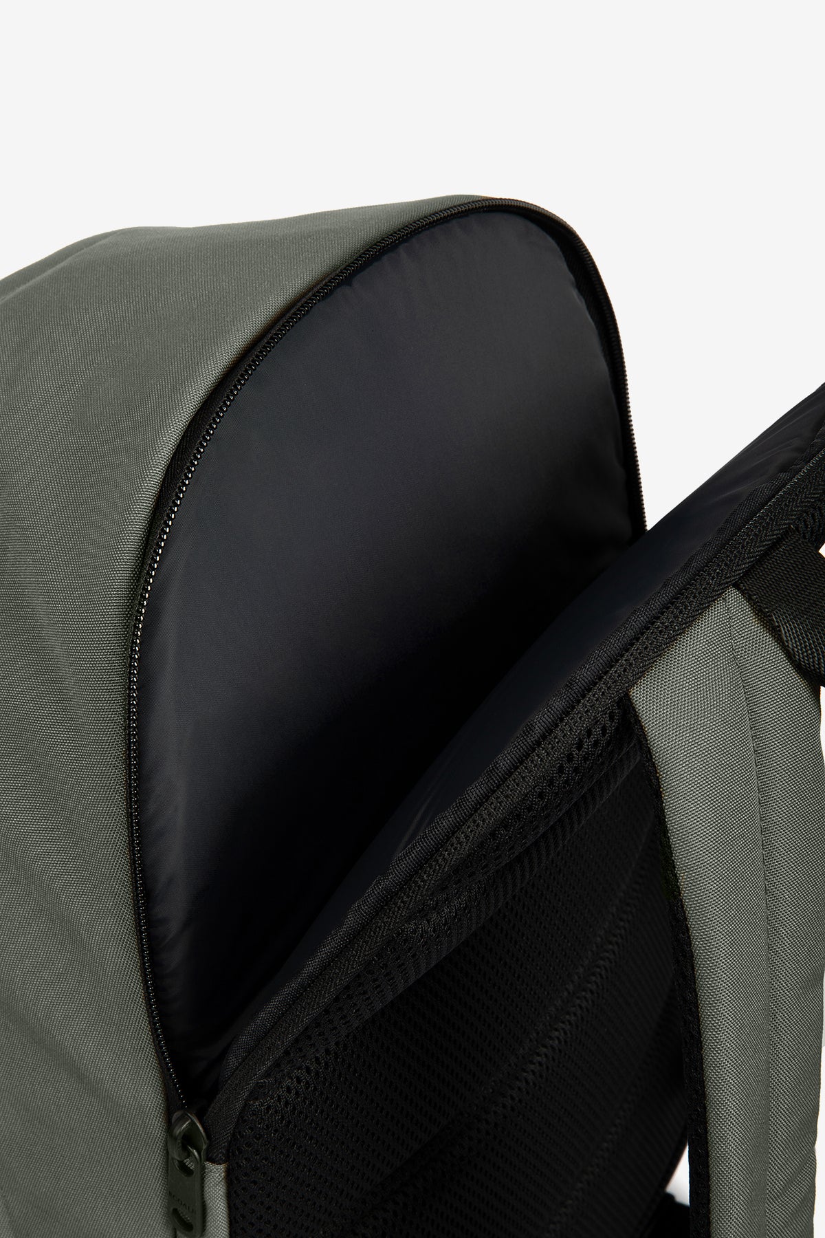 mochila-ecoalf-wakai-verde-100-poli-ster-reciclado-cremallera-nylon-reciclado image 6