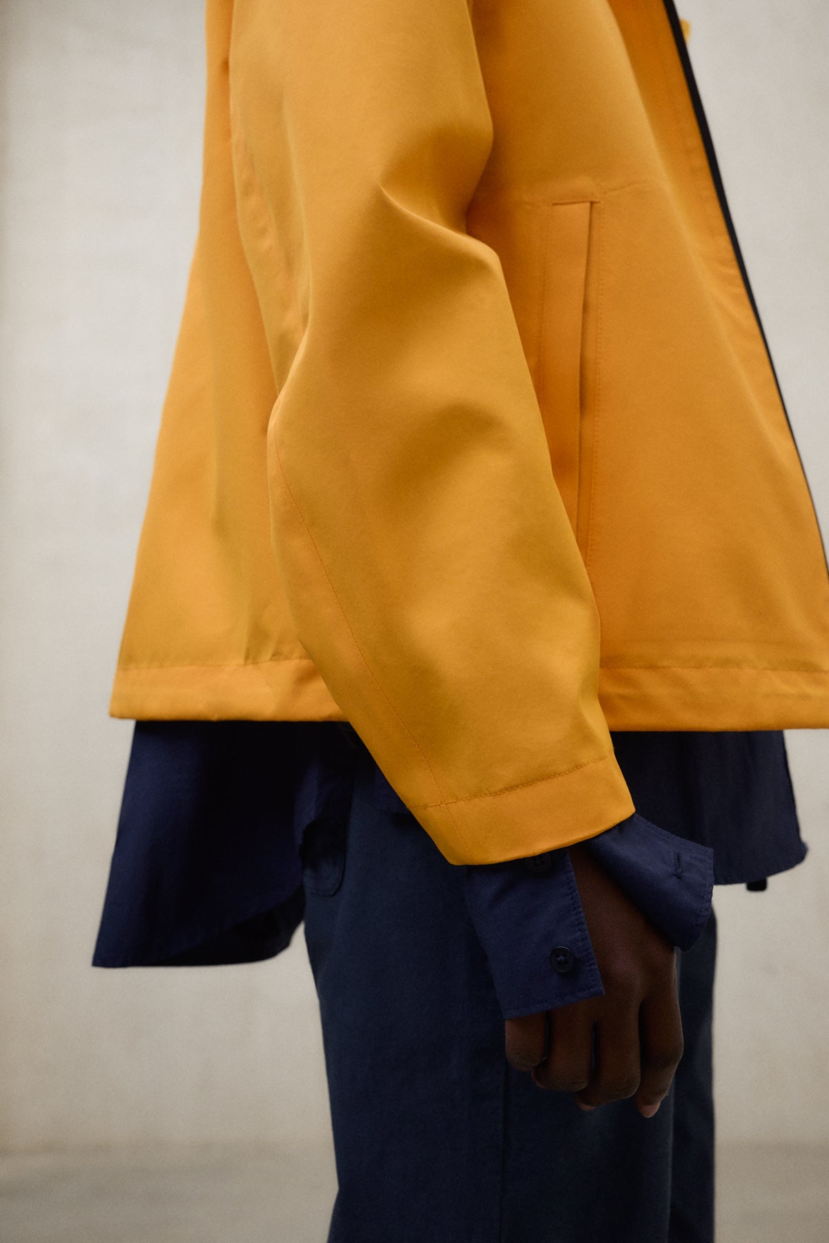 chaqueta-venis-de-ecoalf-para-mujer-naranja-impermeable-y-transpirable image 5