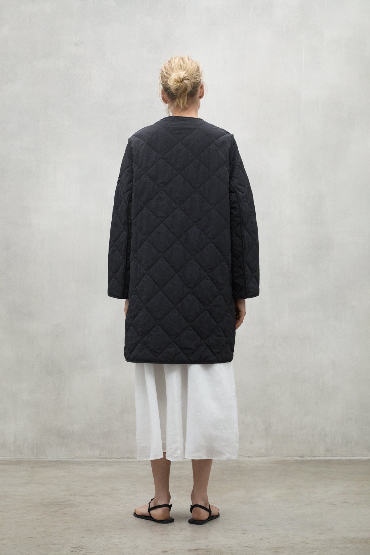 ecoalf-chaqueta-mayen-negra-100-poliamida-reciclada-fit-holgado-y-largo-bajo-la- image 3