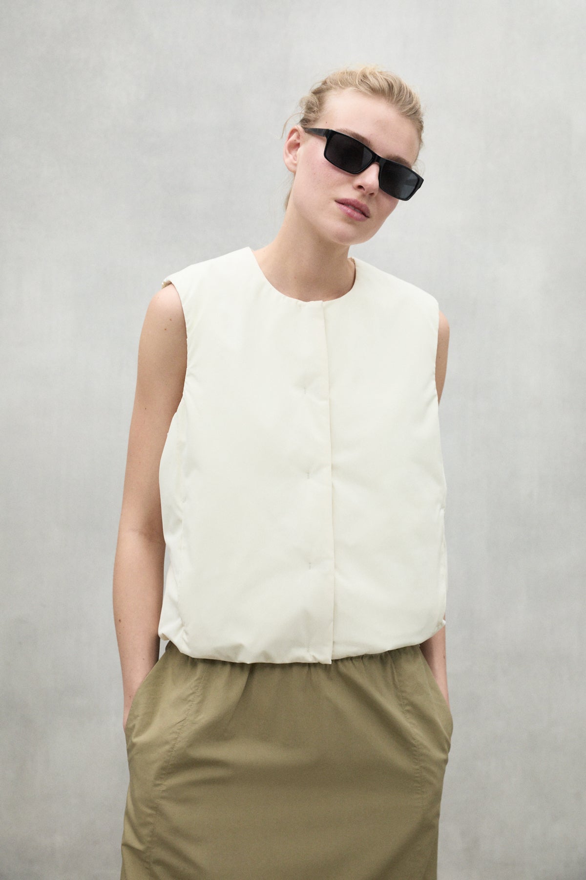 chaleco-ecoalf-karin-beige-de-poli-ster-reciclado-para-mujer image 3