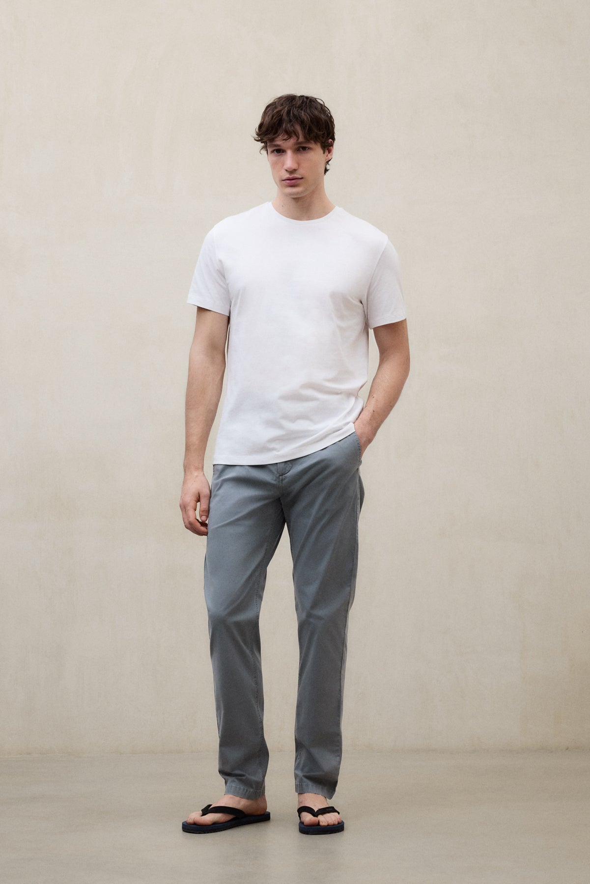 camiseta-act-blanca-de-hombre-ecoalf-100-algod-n-reciclado-estampado-desgastado image 2