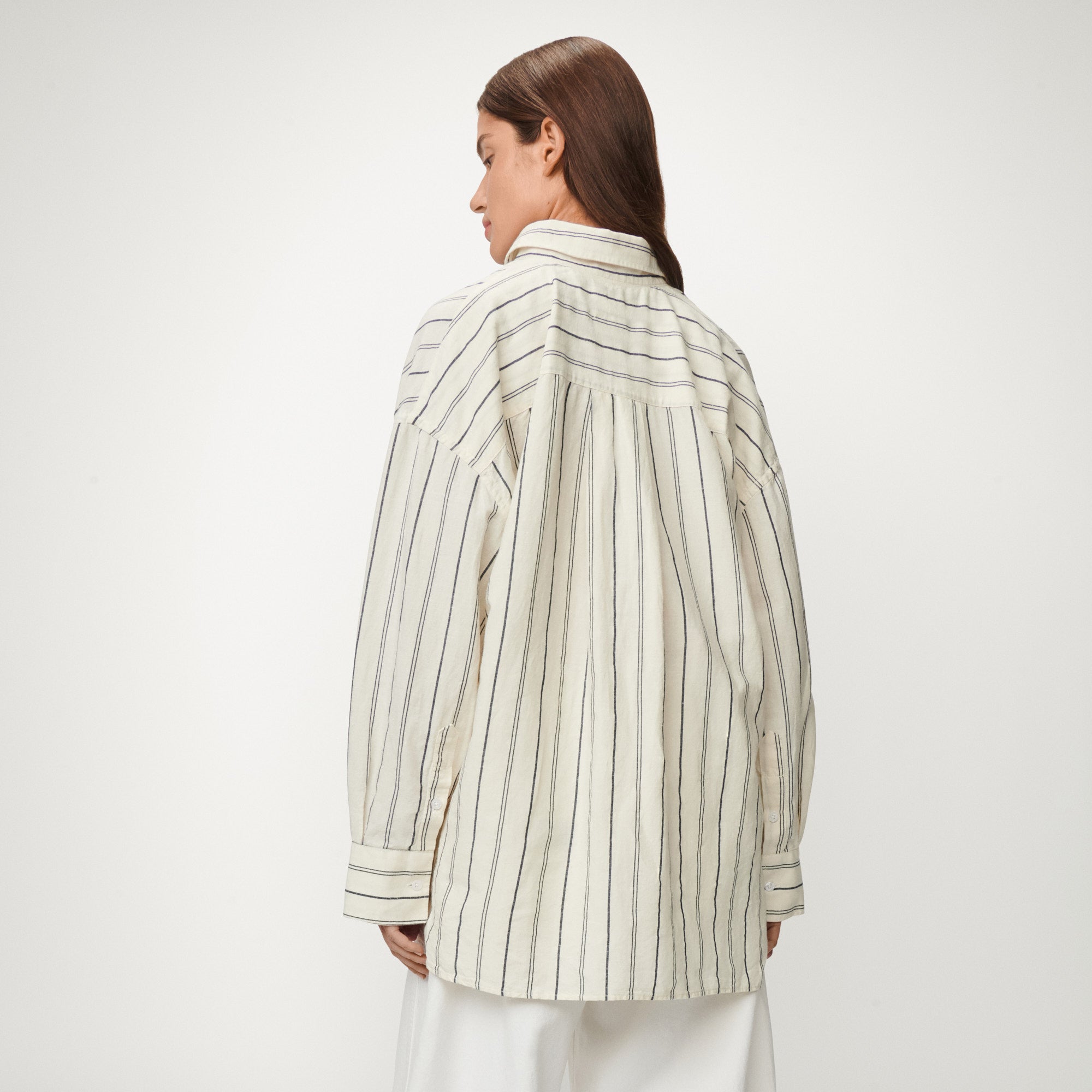 lois-chelsea-camisa-oversize-de-algod-n-y-lino-rayas-con-bolsillo image 3